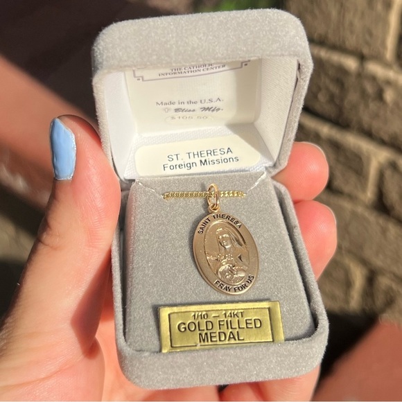 St. Theresa Gold-Filled Oval Medal with 18” Chain Religious Necklace - Picture 3 of 4